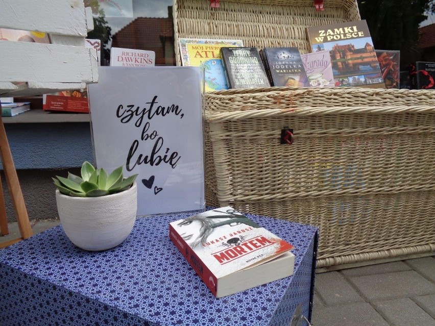 Inowrocław. Tak obchodzono Święto Wolnych Książek. Akcja bookcrossingowa w bibliotece [zdjęcia]