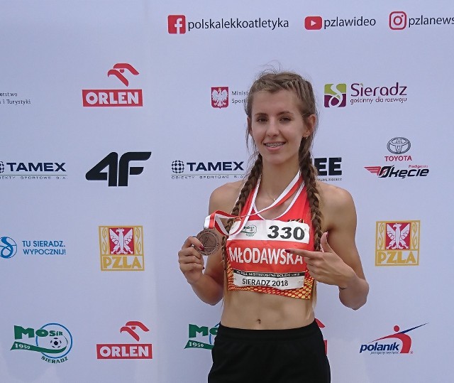 Karolina Młodawska z brązowym medalem młodzieżowych mistrzostw Polski w skoku w dal.