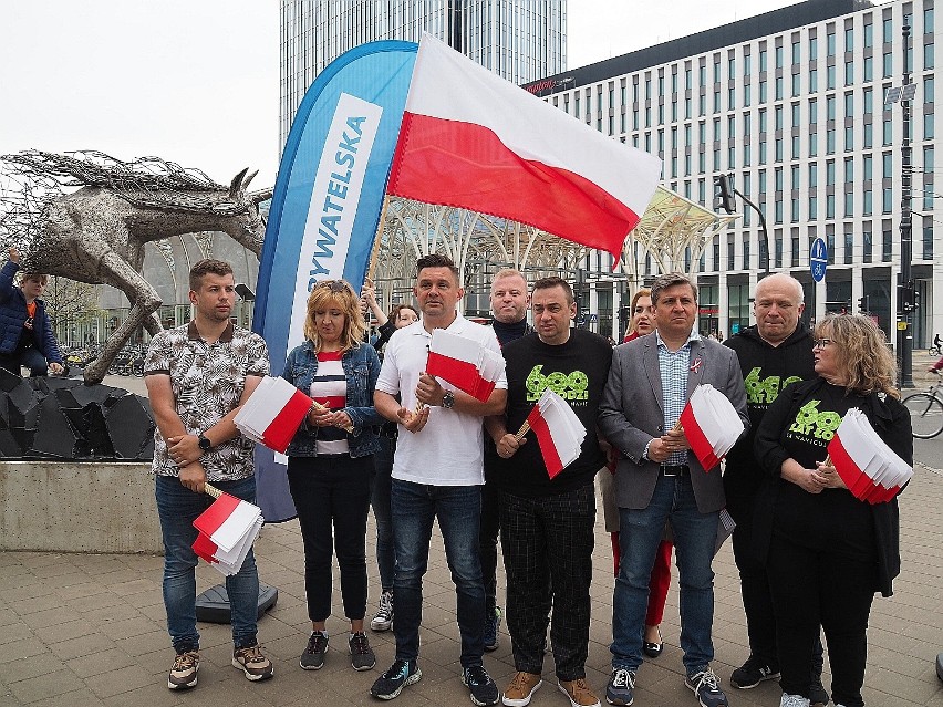 Akcja rozdawania flag w Łodzi. Więcej na kolejnych zdjęciach