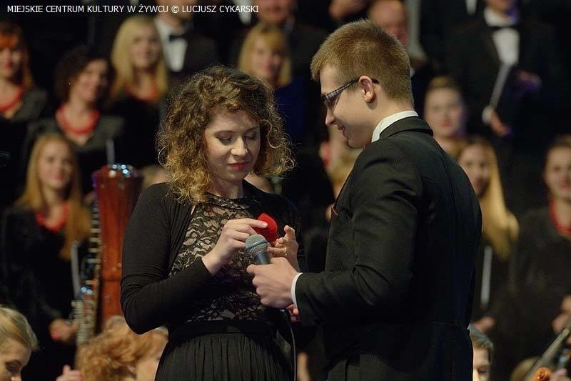 Koncert Muzyki Filmowej w Żywcu. Pianista oświadczył się koncertmistrz orkiestry [ZDJĘCIA]