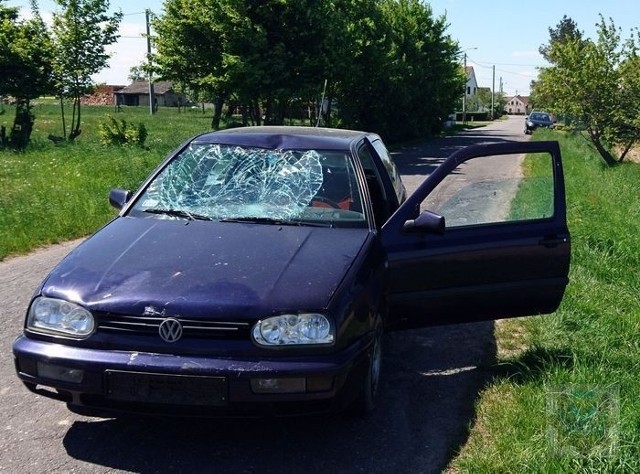 33-latek jechał rowerem nieprawidłową stroną drogi i wpadł pod jadącego z przeciwka volkswagena.