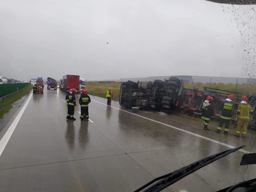 Zamknęli autostradę pod Wrocławiem. Wyciągali ciężarówkę z rowu