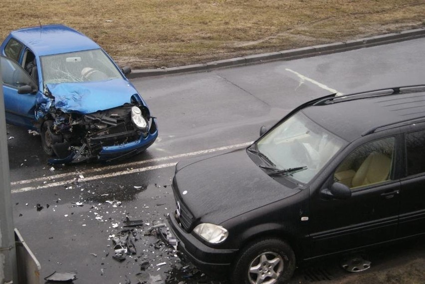 W wypadku został ranny kierowca volkswagena.