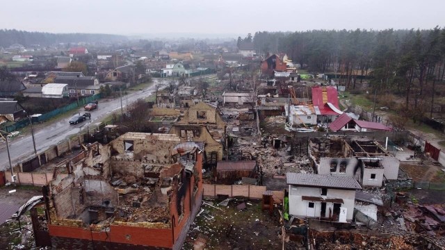 W wyniku ostrzału Oczeretyńska, na Ukrainie zginęła kolejna dwójka dzieci. Na zdjęciu konsekwencje bombardowań podkijowskiej miejscowości Moshchun.