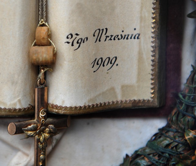 Fragment obrazu z 1909 roku z dwoma paciorkami św. Jacka. Taki dar w 2014 roku Piotr Mankiewicz przekazał parafii św. Jacka w Bytomiu-Rozbarku.