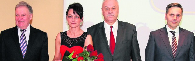 b Doktor Agnieszka Frączek-Chaber, Lekarz Roku 2014 w powiecie kazimierskim i jednocześnie szefowa najlepszej przychodni w powiecie odebrała tytuł w towarzystwie doktora Bogusława Burasa. Gratulowali: Marek Krupa, sekretarz powiatu kazimierskiego i Stanisław Wróbel redaktor naczelny "Echa Dnia&#8221;.