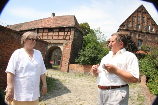 Burmistrz przedstawił już swój pomysł m.in. Jadwidze Kaweckiej, dzisiaj pracownicy Namysłowskiego Ośrodka Kultury, przewodniczki wycieczek po gminie, a przed laty kierownikowi oddziału muzeum opolskiego jakie działało w zamku. Wtedy browar był firmą państwową. - Warto starać się o zamek, bo to szansa na rozwój turystyczny gminy - uważa Jadwiga Kawecka. 