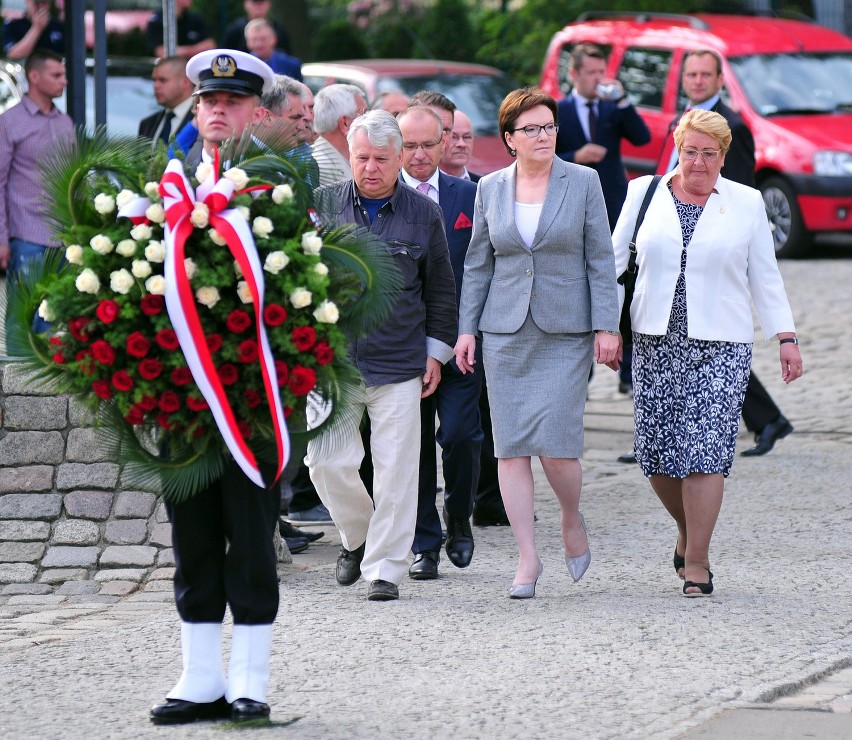 Premier Ewa Kopacz wspólnie z marszałkiem Senatu Bogdanem...