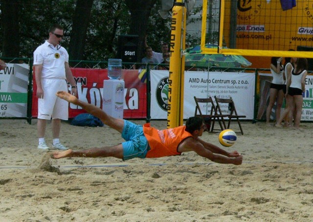 Radomska para Sebastian Sobczak (na zdjęciu) oraz Damian Słomka wywalczyła 3. miejsce w rozgrywanym w Radomiu Pucharze Polski w siatkówce plażowej