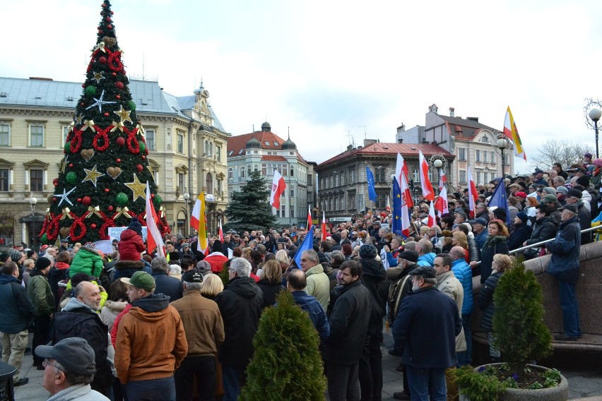 Manifestacja Komitetu Obrony Demokracji w Bielsku-Białej [ZDJĘCIA, WIDEO]