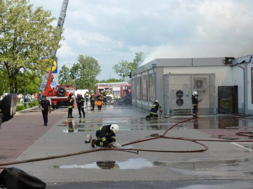 Pożar Lidla w Radomsku. Płonie niemiecki supermarket.