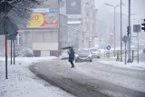 Trudne warunki na drogach województwa po nocnych opadach śniegu