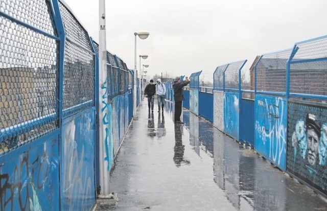 Obecnie 1 Maja i Ogrodową łączy tylko kładka dla pieszych