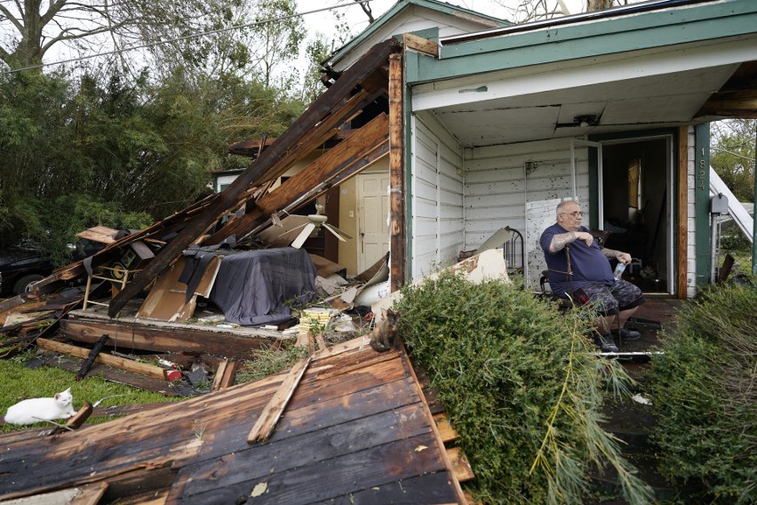 Chris Johnson siedzi na ganku swego domu, zniszczonego przez...