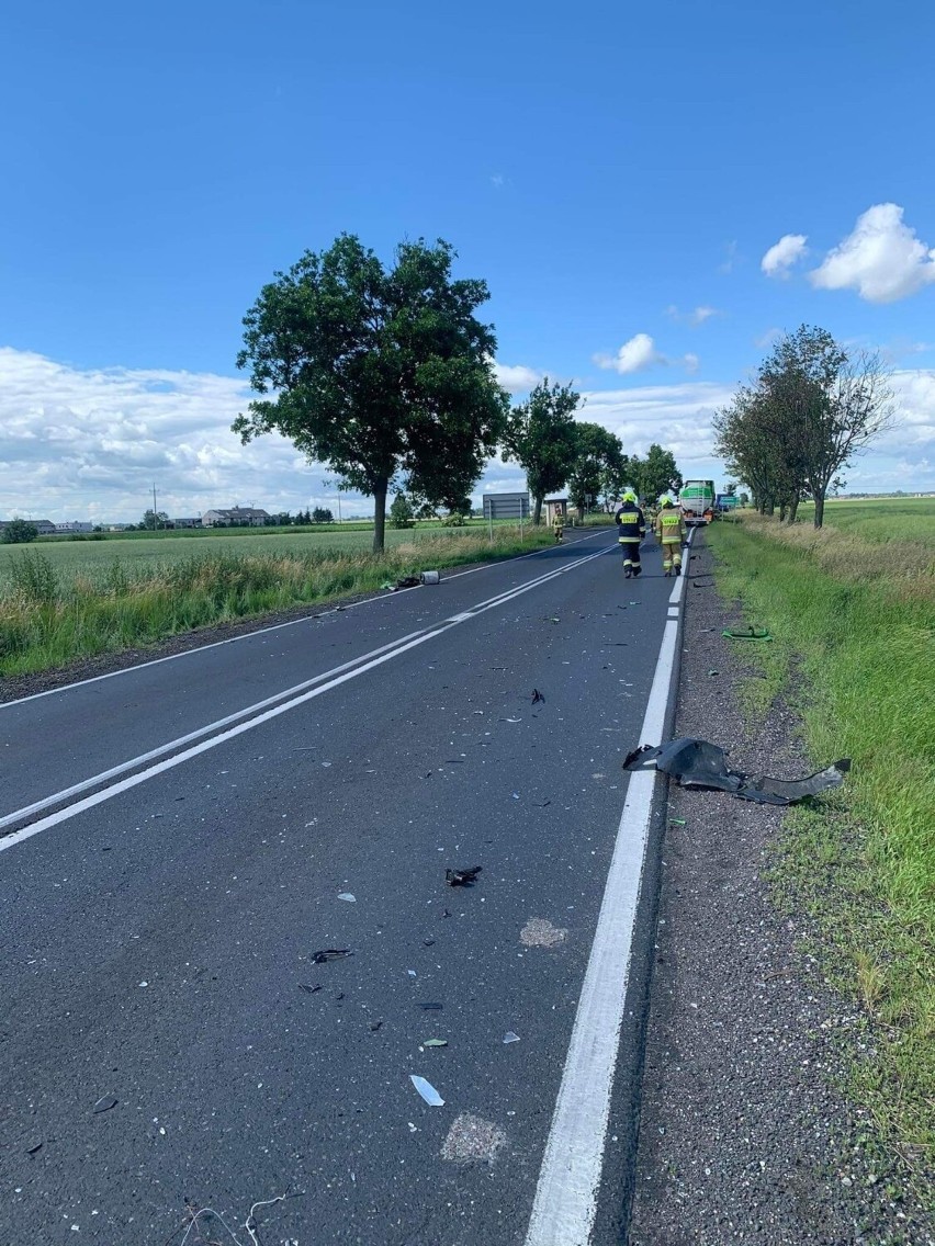 Wypadek w Szczytnikach Czerniejewskich. Osobówka zderzyła się z samochodem ciężarowym