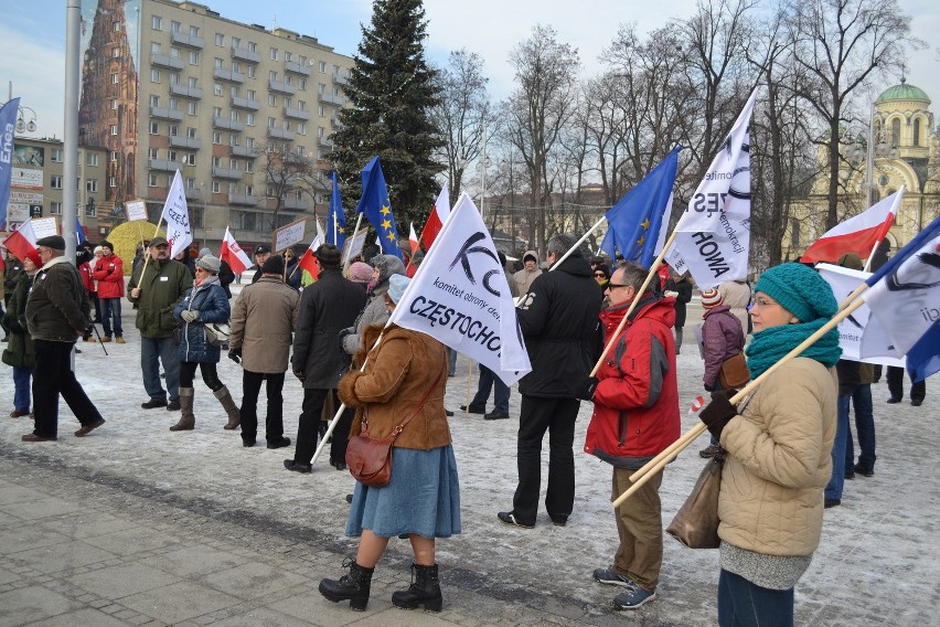 Na Placu Biegańskiego pojawiło się kilkaset osób, którzy...