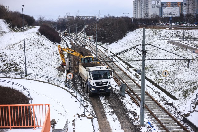 Odcinek przebudowywanej trasy PST do Lechickiej ma już ułożone szyny i podkłady, a prace nad nimi toczą się na odcinku w stronę centrum.