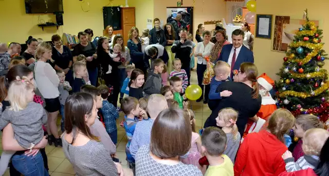 Mikołaj, wraz z obecnym na zabawie burmistrzem Dariuszem Meresińskim, rozdał paczki z prezentami wszystkim obecnym dzieciom.