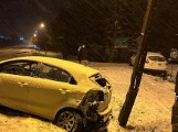 Zderzenie samochodów na krajówce nr 94 w Jerzmanowicach. Na drogach pierwsze efekty nawrotu zimy i opadów śniegu
