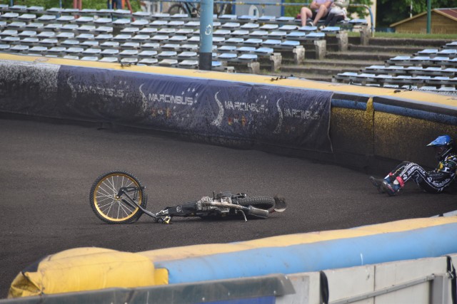 Krzysztofowi Sadurskiemu motocykl rozleciał się tuż po przekroczeniu linii mety.
