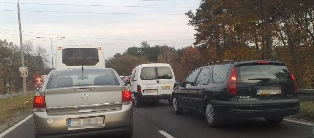 Policja apeluje o ostrożność. Od piątku na regionalnych drogach doszło do 16 wypadków