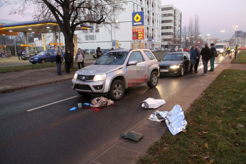 Suzuki potrąciło pieszą na Nadodrzu. Kobieta jest w ciężkim stanie