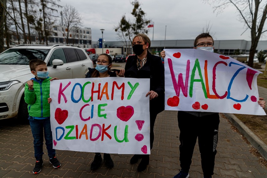 Mama z dziećmi przyjechali o godzinie 14 w poniedziałek...