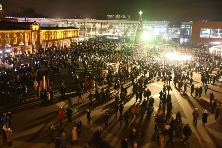 To był strzał w dziesiątkę! Pokaz dronów nad Manufakturą w...