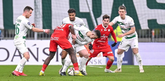 Luis Fernandez (przodem w czerwonym stroju) strzelił w sobotę bramkę dla Wisły, która dała jej remis w Gdańsku z Lechią