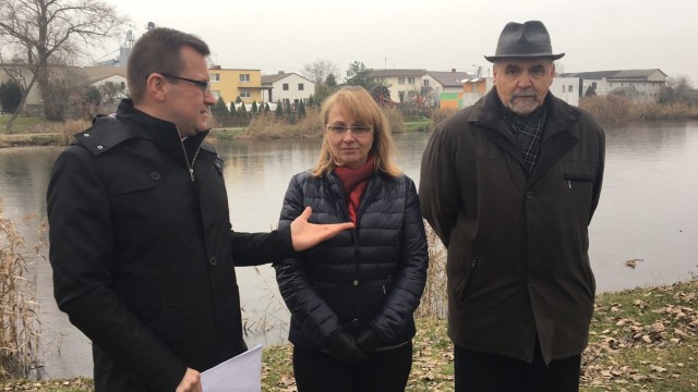 Po przedstawieniu problemów mieszkańców osiedla Mątwy, radni opozycji zorganizowali spotkanie dotyczące Szymborza. Na zdjęciu (od lewej): Marcin Wroński, Anna Mikołajczak-Cabańska i Andrzej Kieraj.