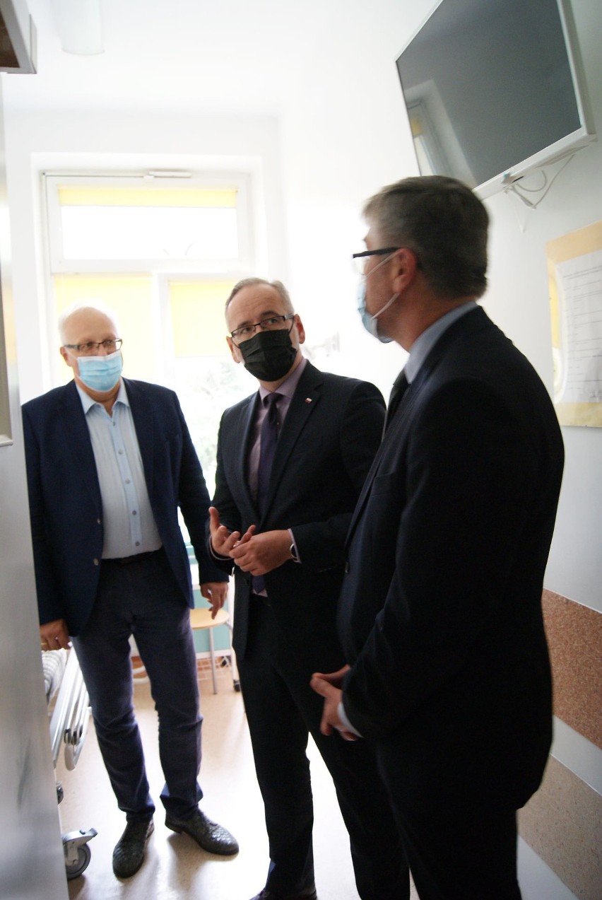 Minister zdrowia Adam Niedzielski odwiedził szpital zakaźny...