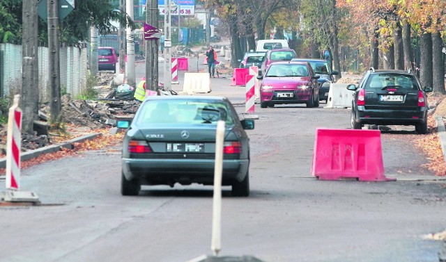 We wtorek i środę ulica Sandomierska na remontowanym fragmencie zostanie całkowicie zamknięta, po czym wróci poprzednia organizacja ruchu, ale na Wszystkich Świętych ulica będzie  otwarta.
