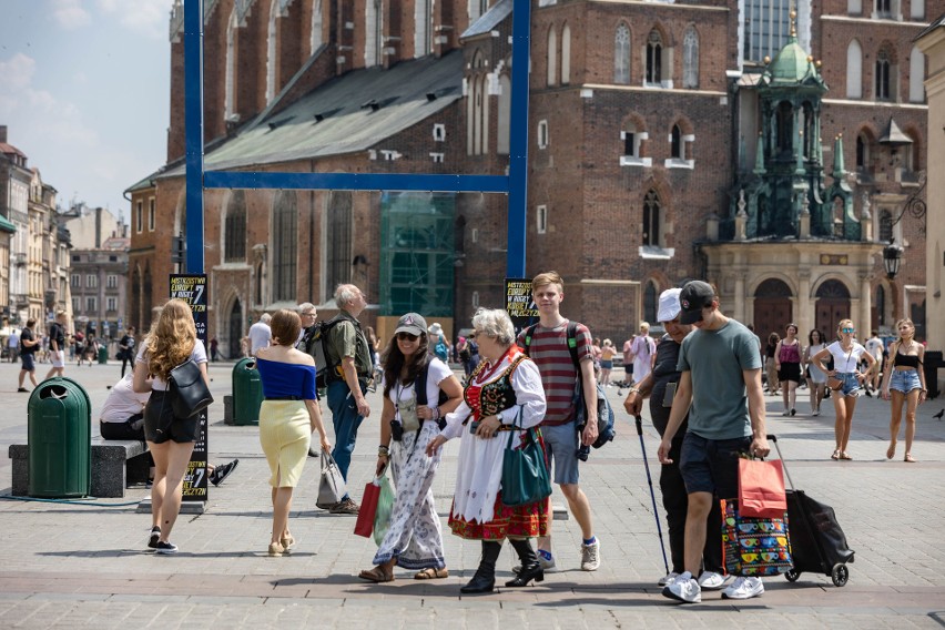 Kraków. Kolejny dzień upałów. Mieszkańcy szukają ochłody, gdzie się da [ZDJĘCIA]                            