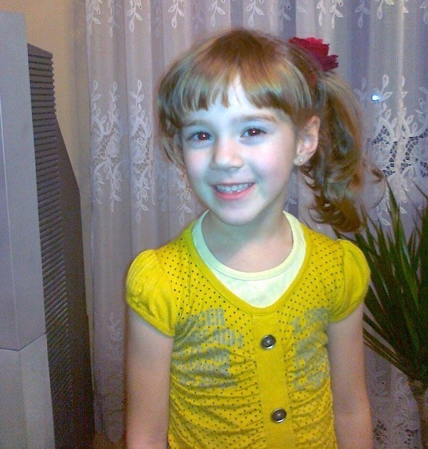57. Aleksandra Fabiańska ma 6 lat. Mieszka w Czerwinie. Jest wesoła i energiczna. Lubi tańczyć, śpiewać i malować.