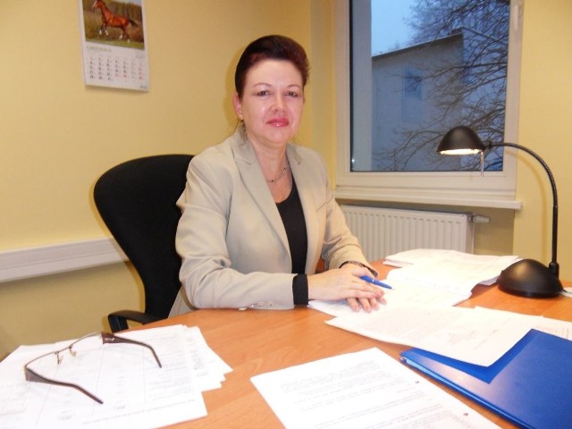 Jolanta Zarębska, zastępca dyrektora MOPR-u: - Staramy się kontrolować rodziny, którym przyznajemy pieniądze.