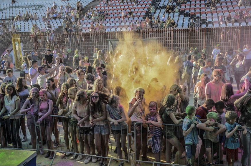 Eksplozja kolorów w Jastrzębiu. Barwna chmura nad stadionem