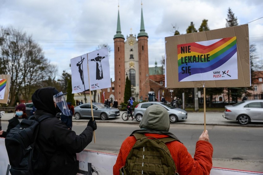 Protest przed Katedrą Oliwską, w której odbywał się ingres...