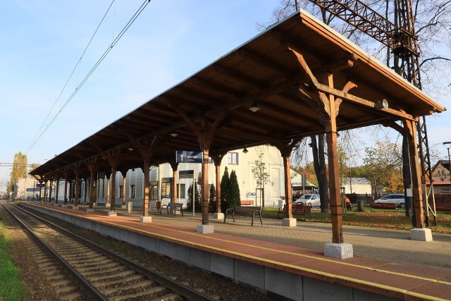 Internauci zadecydowali: najpiękniejszym dworcem jest ten w Kątach Wrocławskich! Patrząc na te zdjęcia, trudno się dziwić - przekonajcie się sami, przeglądając je w naszej galerii