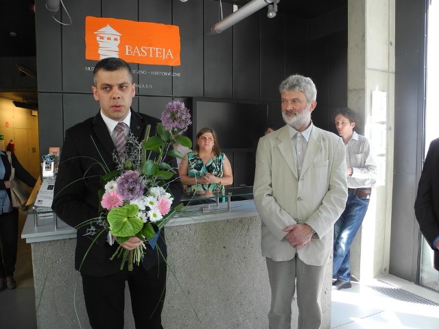 Marcin Majewski (z lewej) ) nagrodą podzieli się ze swoimi współpracownikami.