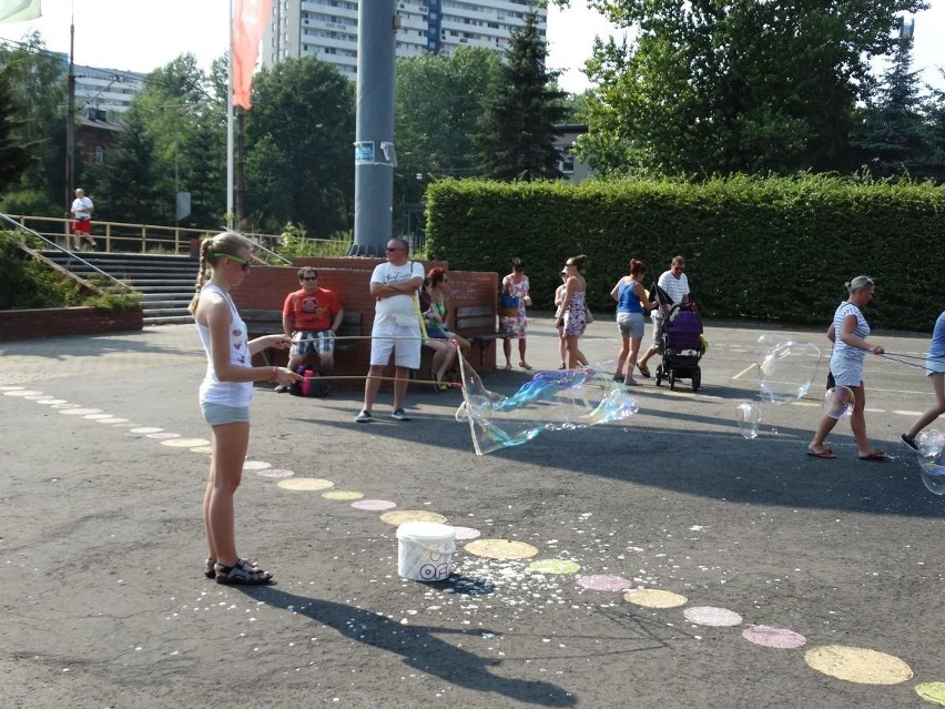 Festiwal baniek mydlanych przed Wesołym Miasteczkiem