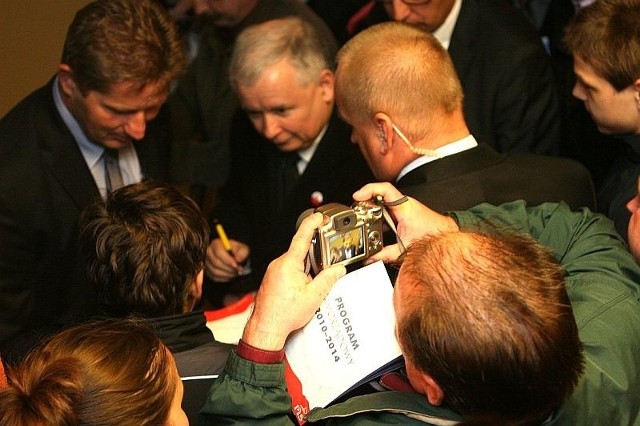 Po spotkaniu w wąskich korytarzach Gminnego Ośrodka Kultury czekało kilkadziesiąt osób na autografy i wspólne zdjęcie z prezesem Kaczyńskim.