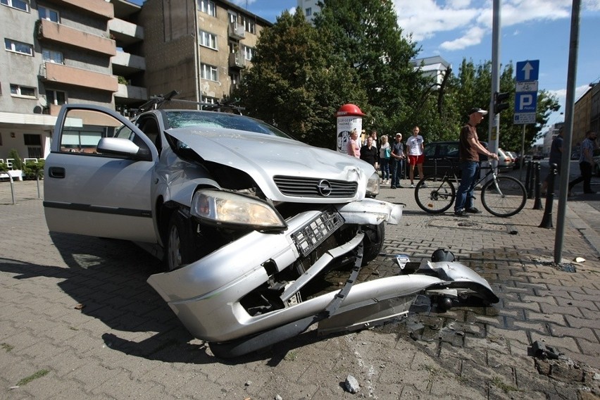 Wrocław: Dwa samochody zderzyły się na ul. Kołłątaja (ZDJĘCIA)