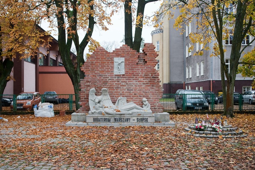 Prace konserwatorskie przy monumencie upamiętniającym...