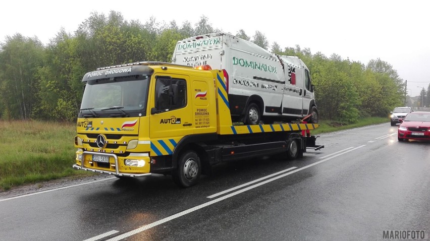 Wypadek w Praszce. Na drodze krajowej nr 42 dachował w środę rano fiat ducato. Kierowca trafił do szpitala