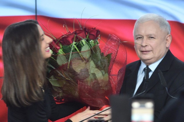 Jarosław Kaczyński w sztabie wyborczym po ogłoszeniu sondażowych wyniku wyborów.