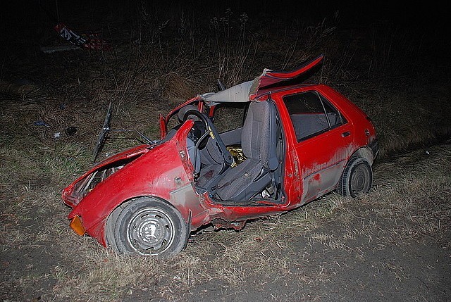 Kierujący fordem fiestą 65-latek wjechał do rowu i uderzył w betonowy przepust.