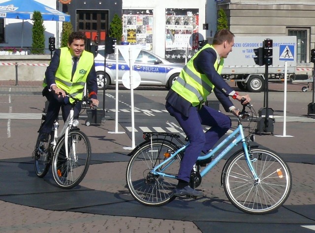 Przewodniczący Rady Miejskiej Rafał Weber i prezydnet Lucjusz Nadbereżny zrobili kilka rund w rowerowym miasteczku.