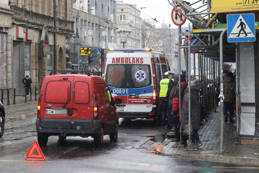 Wypadek przy Dworcu Głównym. Pieszy wtargnął na jezdnię (ZDJĘCIA)