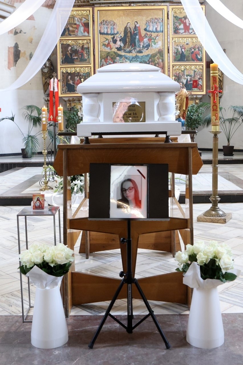 Pogrzeb 16-letniej Oliwii zamordowanej w Tomisławicach przez...