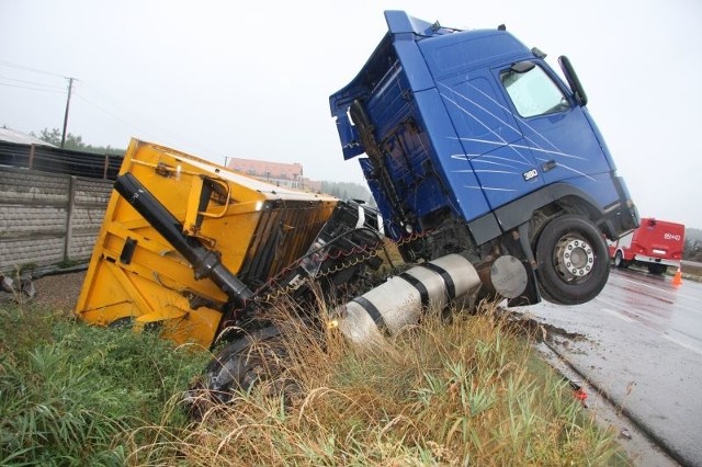 Ciężarowe volvo, po zderzeniu z polonezem, zjechało do przydrożnego rowu.